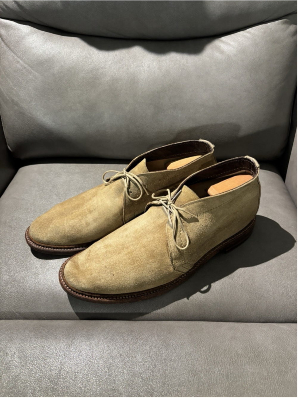 MEN’S ALDEN NEW ENGLAND CHUKKA BOOTS SHOES SUEDE TAN WIDTH B SIZE 10/10.5 US